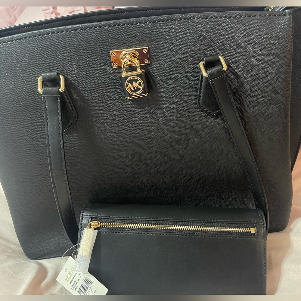 Michael Kors tote bag with matching wallet set. Brand new never used!